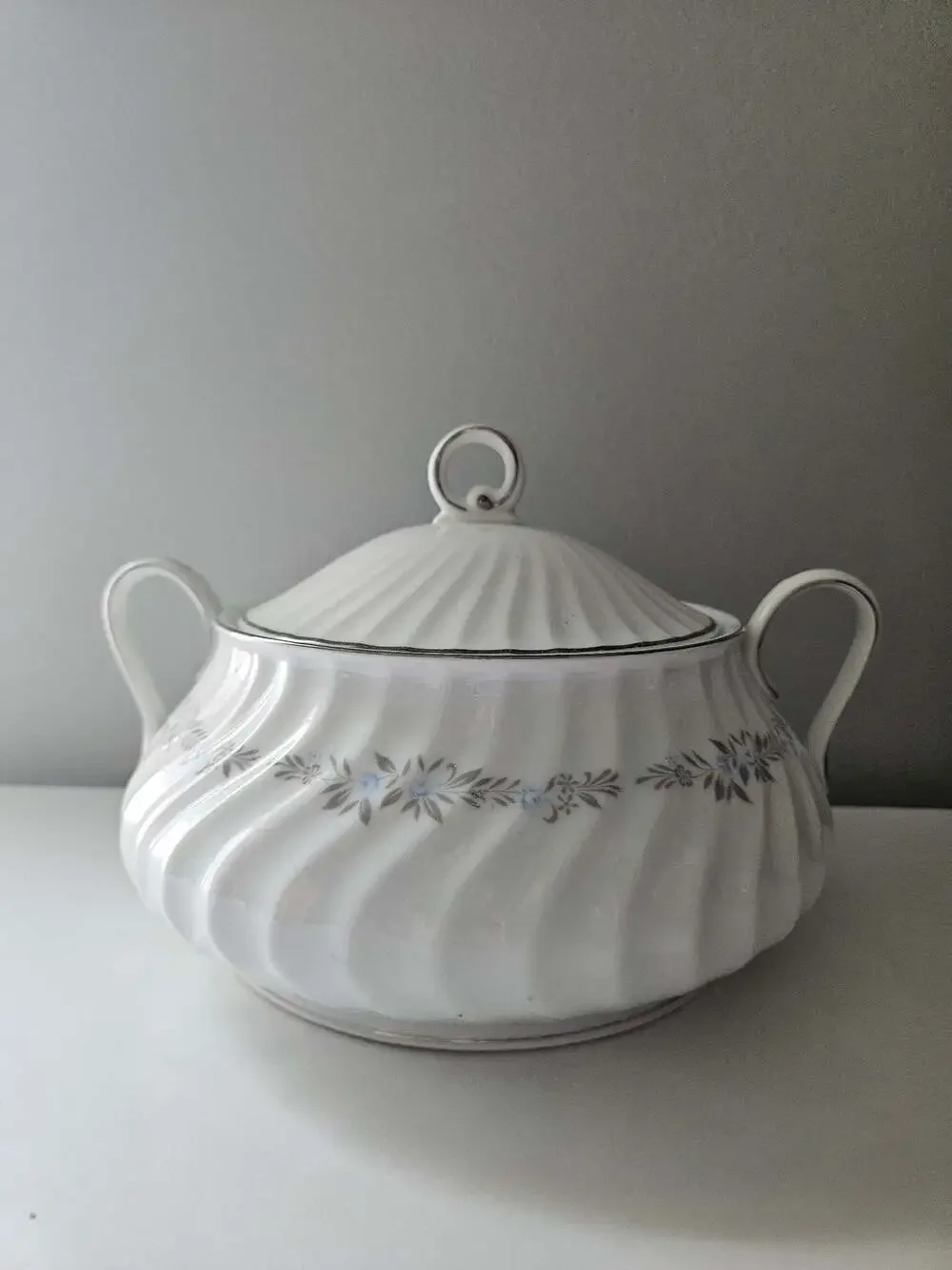 Society Fine China Spring Classic Pattern Covered Sugar Bowl with Platinum Trim